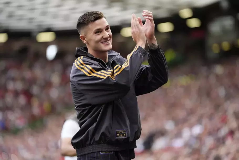 Benjamin Sesko saat diperkenalkan sebagai pemain Manchester United. - (AP/Nick Potts)
