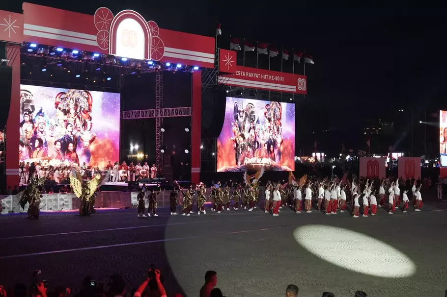 Kemeriahan parade budaya dan tari kolosal pada Pesta Rakyat HUT ke-80 RI di kawasan Monas, Jakarta. Gemerlap panggung utama dengan layar raksasa serta cahaya lampu menambah kemegahan suasana perayaan kemerdekaan yang disaksikan oleh ribuan masyarakat pada Minggu malam, 17 Agustus 2025. - (PLN/Istimewa)