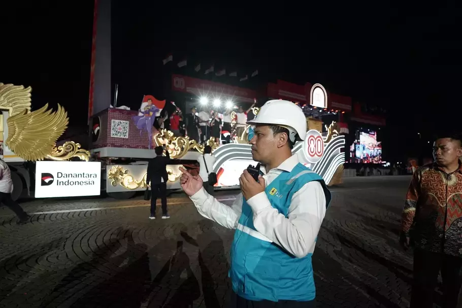 Petugas PLN sedang siaga memantau keandalan listrik di tengah kemeriahan parade kendaraan hias pada gelaran Pesta Rakyat dan Karnaval HUT ke-80 RI di kawasan Monas, Jakarta. - (PLN/Istimewa)