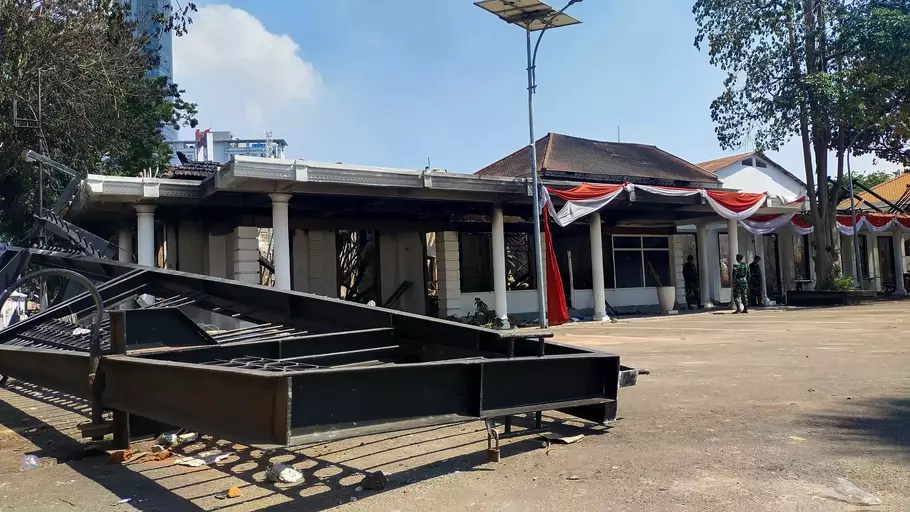 Kondisi gedung Grahadi di Surabaya seusai dibakar massa. - (Beritasatu.com/Achmad Ali)