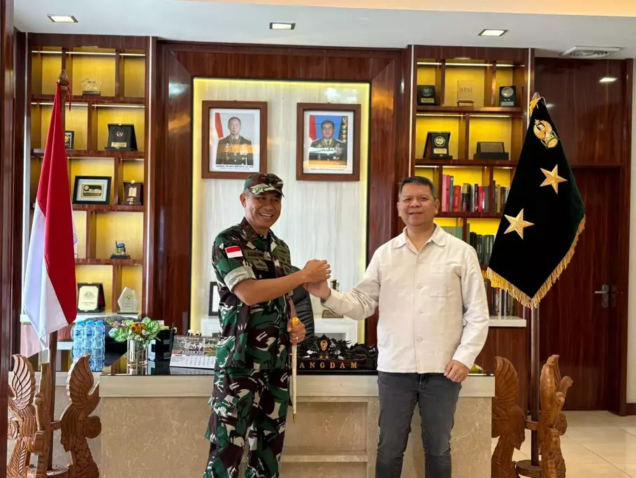 Pangdam XVII/Cenderawasih Mayor Jenderal (TNI) Amrin Ibrahim (kiri) melakukan salam komando dengan CEO B-Universe Rio Abdurachman. - (Istimewa/-)