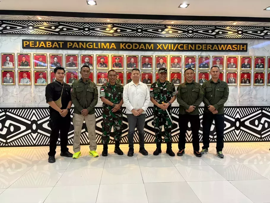 CEO B-Universe Rio Abdurachman (tengah) berfoto bersama Pangdam XVII/Cenderawasih Mayor Jenderal (TNI) Amrin Ibrahim (ketiga kanan) dan jajarannya. - (Istimewa/-)