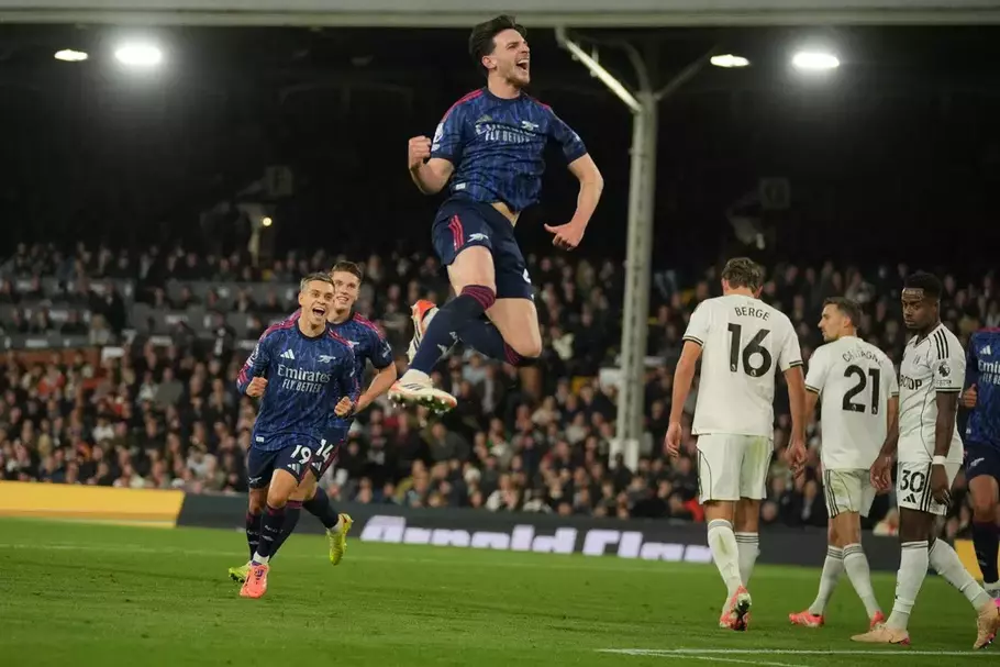 Pemain Arsenal Declan Rice merayakan gol yang dicetak rekan setimnya Leandro Trossard (kiri) pada pertandingan Liga Inggris antara melawan Fulham di London, Sabtu, 18 Oktober 2025. - (AP/Kin Cheung)