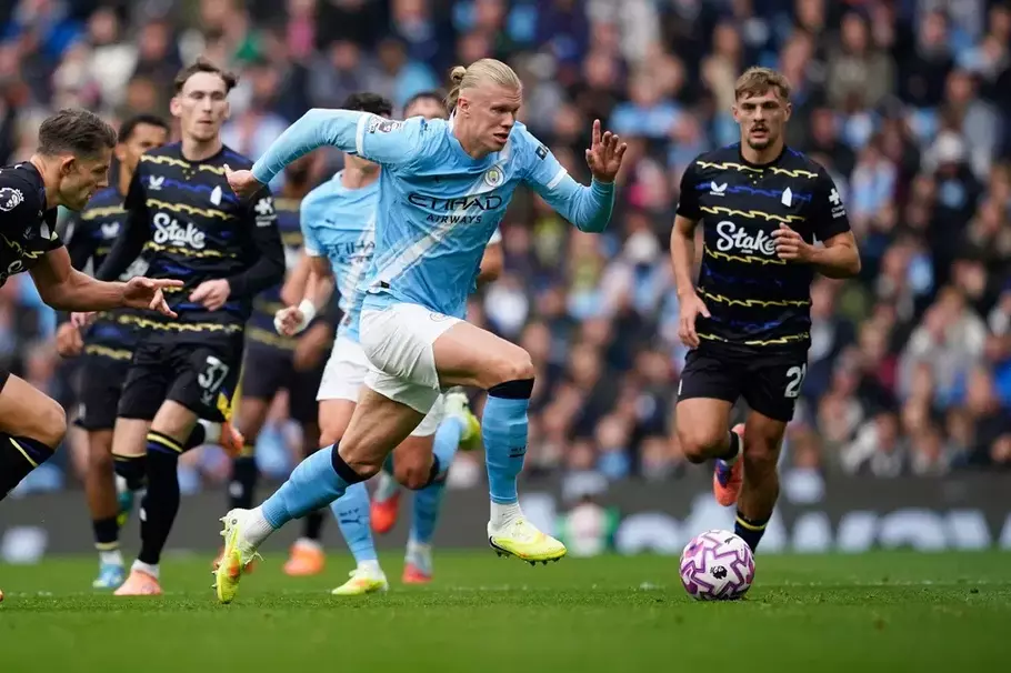 Pemain Manchester City Erling Haaland beraksi dalam pertandingan sepak bola Liga melawan Everton di Manchester, Inggris, Sabtu, 18 Oktober 2025. - (AP/Dave Thompson)