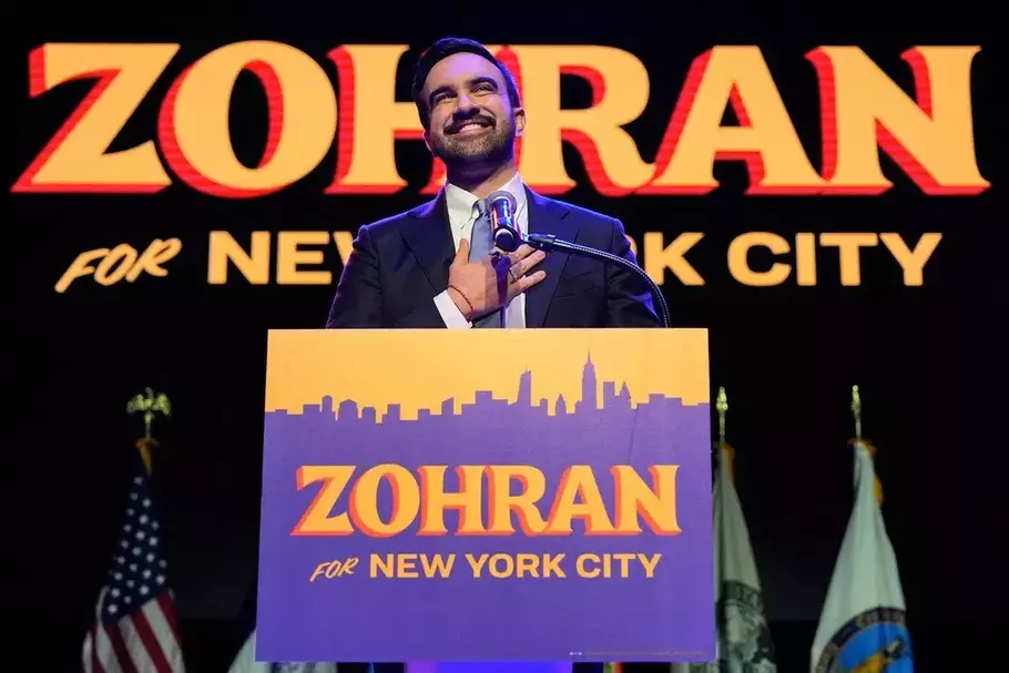 Politisi Demokrat Zohran Mamdani menyampaikan pidato kemenangannya di pesta malam pemilihan wali kota di New York. - (AP/AP)