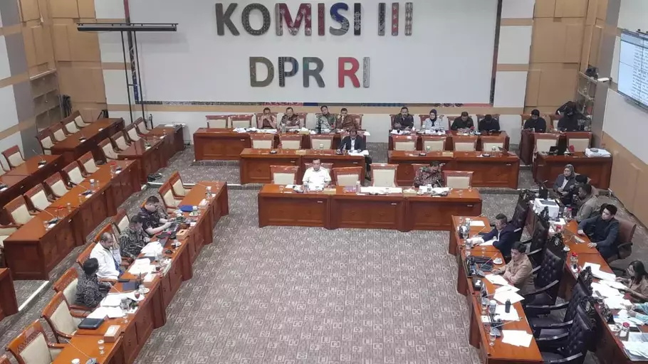 Pemerintah dan Komisi III DPR melanjutkan rapat panja revisi Kitab Undang-undang Hukum Acara Pidana (KUHAP) pada Kamis, 13 November 2025. - (Beritasatu.com/Ilham Oktafian)