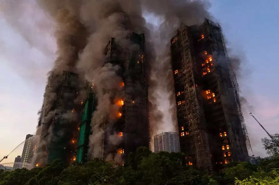 Polisi Hong Kong menangkap tiga orang yang diyakini merupakan penyebab dari peristiwa kebakaran maut Hong Kong yang tewaskan 36 orang. - (AP/AP)