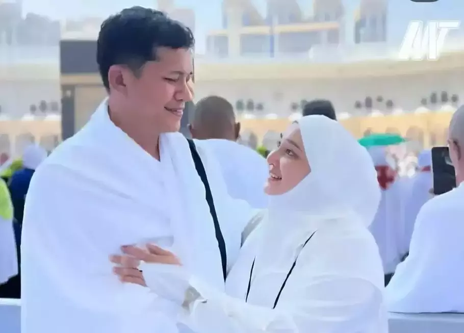 Foro Bupati Aceh Selatan Mirwan MS umrah bersama istri viral di media sosial. - (Beritasatu.com/Istimewa)