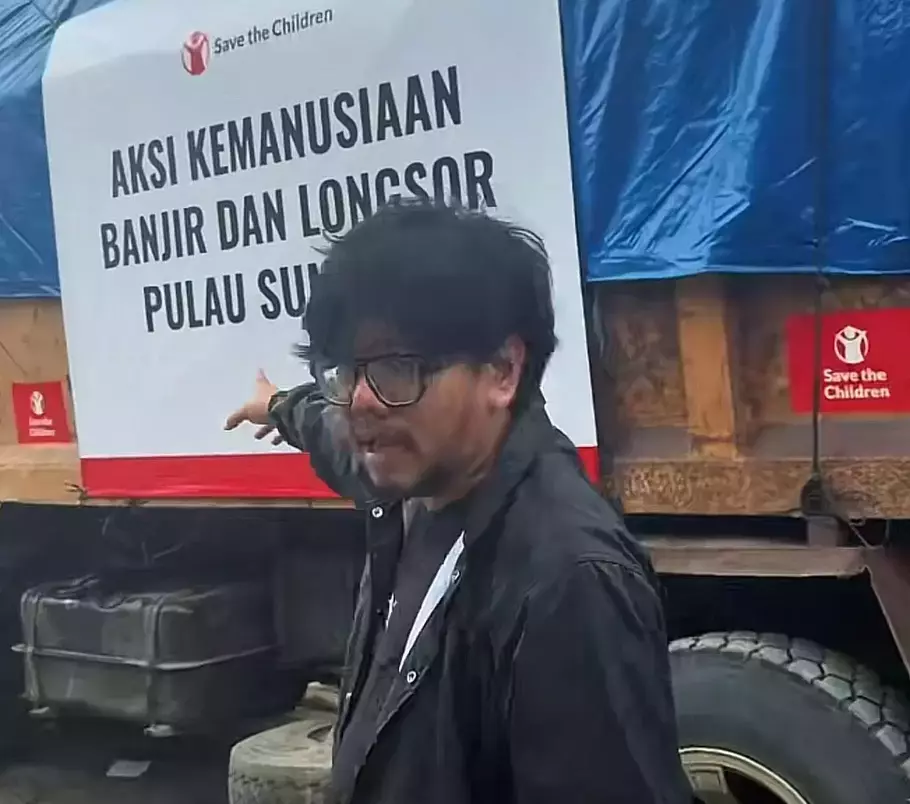 Ferry Irwandi dalam misi penyaluran bantuan ke warga Kabupaten Tamiang dan Kabupaten Simpang, Aceh yang terdampak banjir dan longsor Sumatera. - (TikTok.com/@irwandiferry)