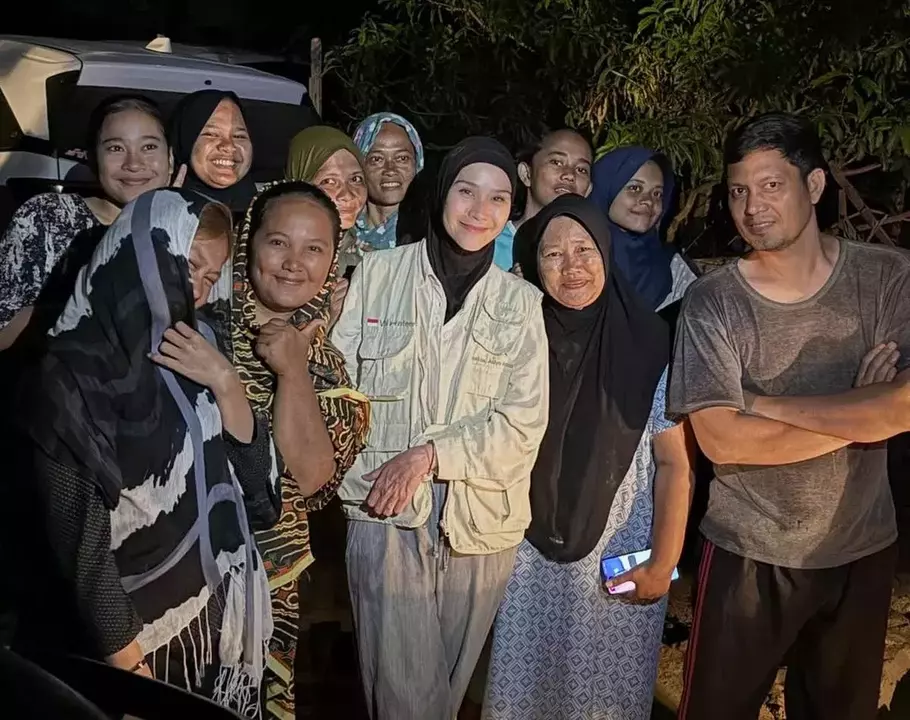 Zaskia Adya Mecca turun langsung menyalurkan bantuan bagi korban banjir bandang dan tanah longsor di Kabupaten Aceh Tamiang. - (Instagram.com/@zaskiadyamecca)