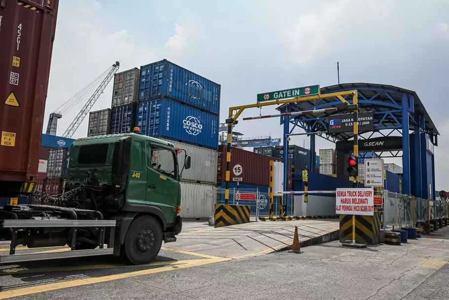 Truk kontainer melewati gerbang pemindai peti kemas di Terminal 3 Pelabuhan Tanjung Priok, Jakarta, Jumat 12 Desember 2025. - (Antara/Sulthony Hasanuddin)
