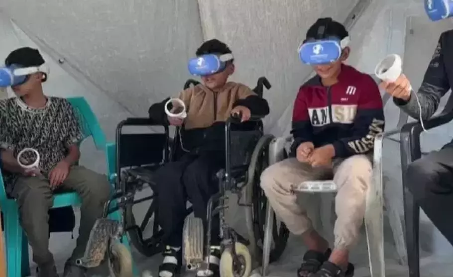 Anak-anak Gaza memanfaatkan teknologi realitas virtual untuk membantu melupakan sesaat trauma dan cedera akibat perang. - (YouTube.com/Roya News English)