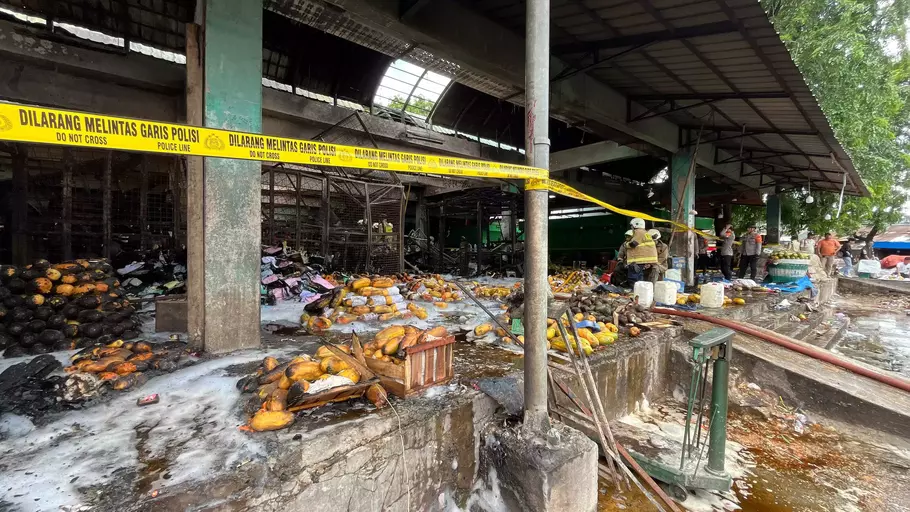 Kondisi ratusan los yang hangus usai peristiwa kebakaran di Pasar Induk Kramat Jati pada Senin (15/12/2025) pagi WIB. - (Beritasatu.com/Zhulfakar)