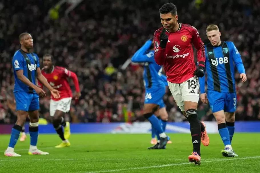 Pemain Manchester United Casemiro merayakan golnya pada pertandingan Liga Inggris melawan Bournemouth di Manchester, Inggris, Senin, 15 Desember 2025. - (AP/Jon Super)