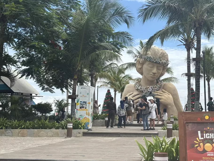 Pantai Pasir Putih Aloha, PIK 2, Tangerang menjadi salah satu destinasi wisata warga di periode libur Natal 2025 dan Tahun Baru 2026 - (Beritasatu.com/Agnes Valentina C.)