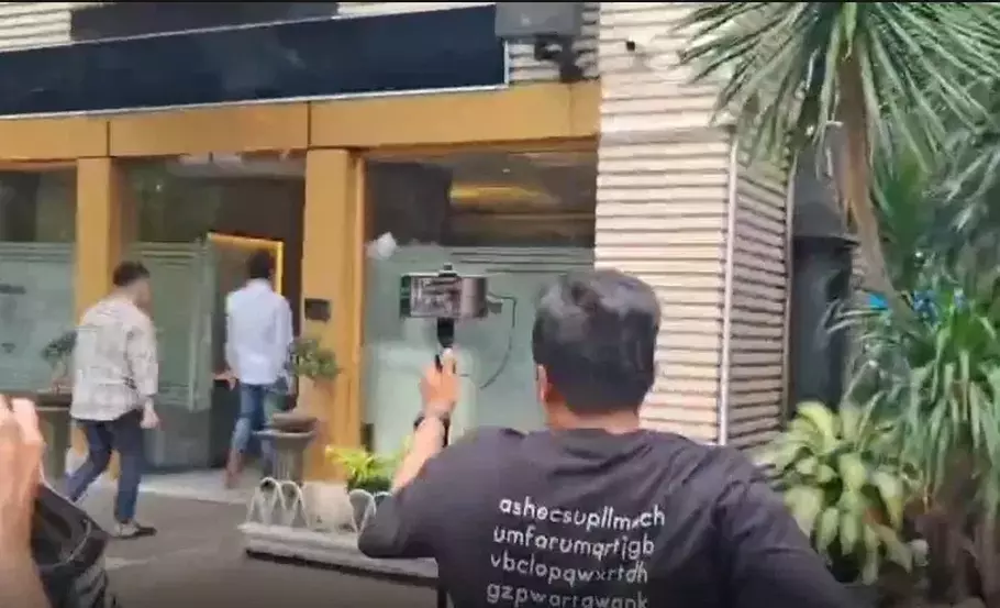 Dokter Richard Lee saat tiba di gedung Ditreskrimsus Polda Metro Jaya, Rabu 7 Januari 2026 dan langsung masuk tanpa menyapa awak media. - (Beritasatu.com/Roy Adriansyah)