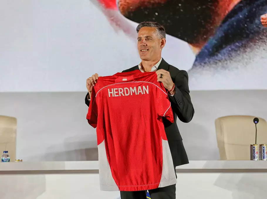 Pelatih Timnas Indonesia John Herdman menunjukkan jersey Timnas pada acara perkenalan pelatih baru Timnas Indonesia di Jakarta, Selasa 13 Januari 2026. - (Berita Satu Photo/Joanito De Saojoao)