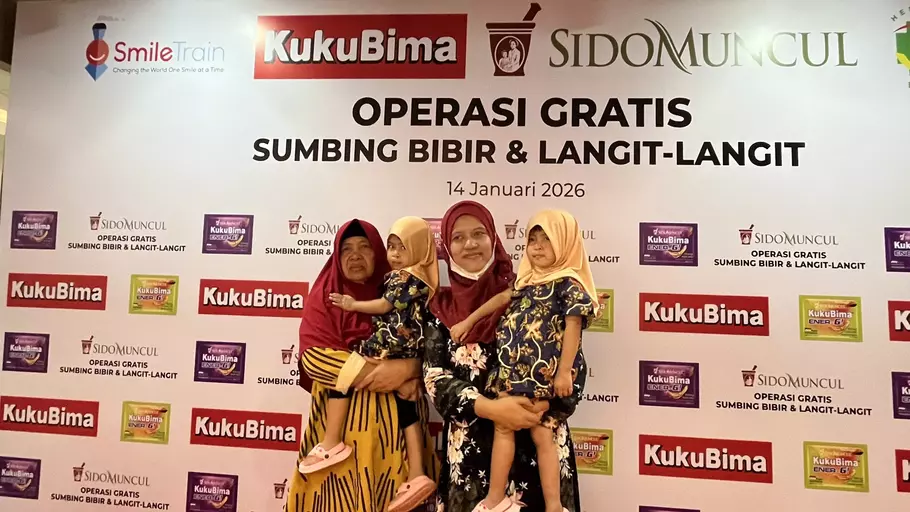 Keluarga pasien bibir sumbing dalam kegiatan bakti sosial di RS Hermina Bogor. - (Beritasatu.com/Gesa Vitara)