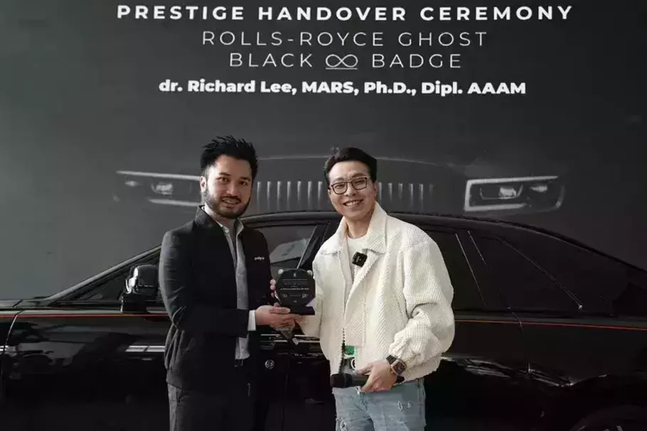 Richard Lee membeli Rolls-Royce Ghost Black Badge dari Prestige Auto yang dimiliki pengusaha Rudy Salim. - (Google/-)