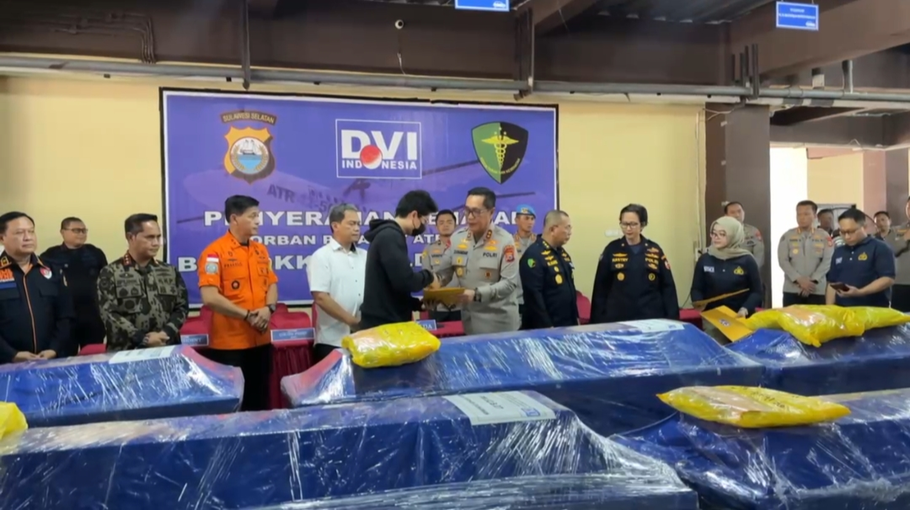 Prosesi penyerahan tujuh jenazah korban kecelakaan pesawat IAT ATR 42-500. - (Beritasatu.com/Irfandi)
