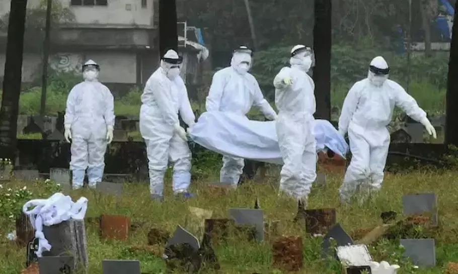 Para petugas harus mengenakan alat pelindung diri khusus saat menangani jenazah pasien terinfeksi virus Nipah. - (Yonhap/-)
