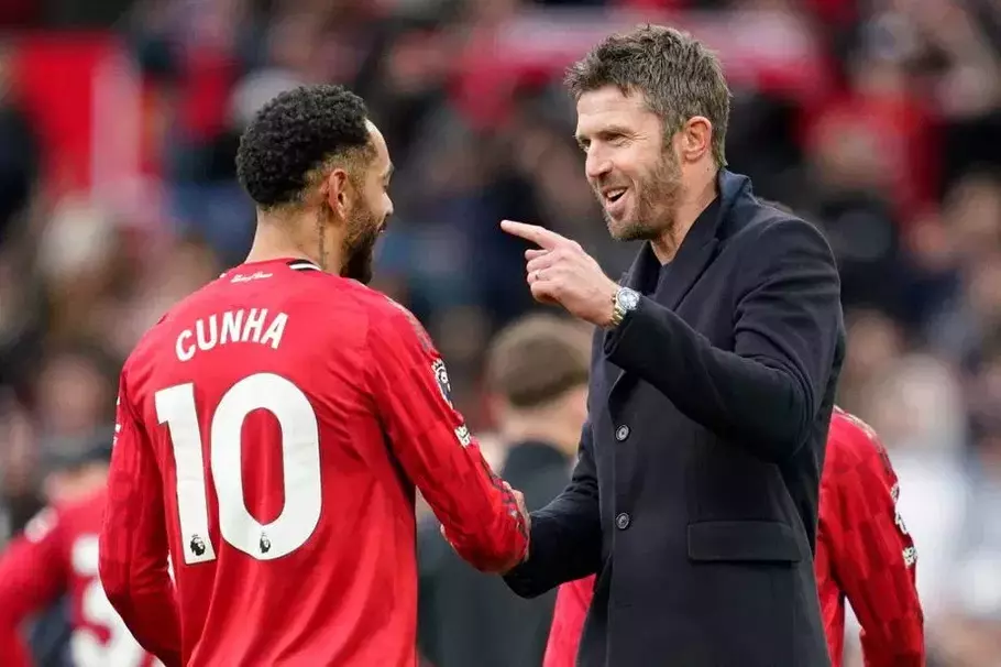 Pelatih Manchester United, Michael Carrick (kanan) menyapa pemainnya Matheus Cunha pada pertandingan sepak bola Liga Inggris melawan Manchester City di Manchester, Inggris, Sabtu, 17 Januari 2026. - (AP/Dave)