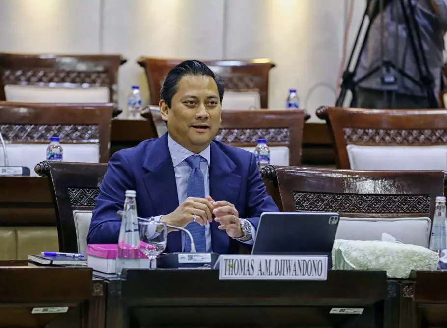 Calon Deputi Gubernur Bank Indonesia Thomas Djiwandono menyampaikan paparan saat mengikuti uji kelayakan dan kepatutan calon Deputi Gubernur Bank Indonesia di ruang Komisi XI DPR, Kompleks Parlemen, Senayan, Jakarta, Senin 26 Januari 2026. - (Berita Satu Photo/Joanito De Saojoao)