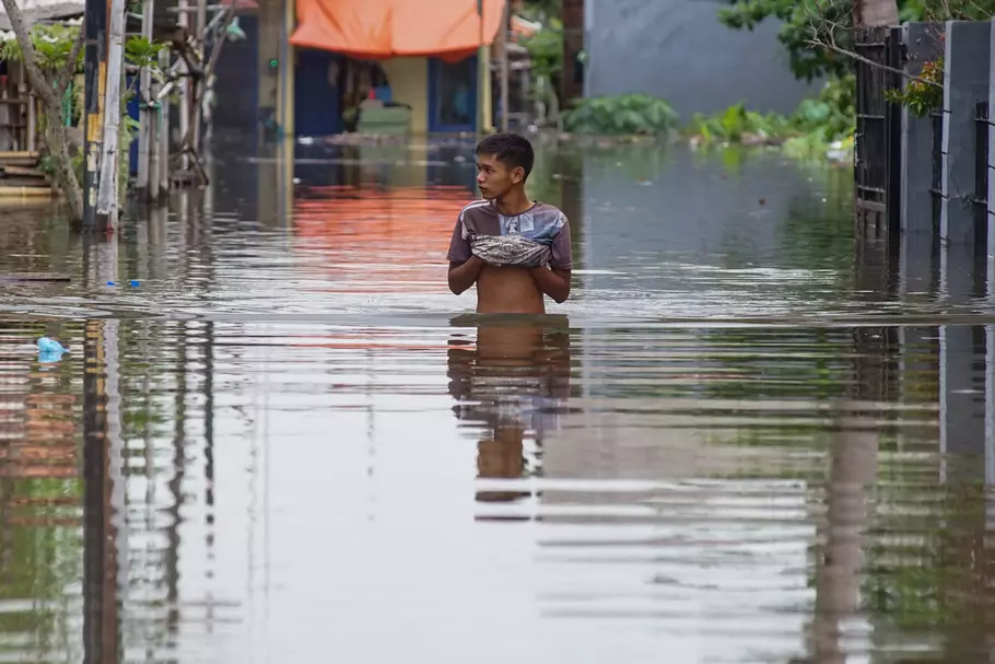 Warga berjalan melewati banjir di Kampung Baru, Kota Pekalongan, Jawa Tengah, Sabtu 17 Januari 2026. Berdasarkan data Badan Penanggulangan Bencana Daerah (BPBD) Kota Pekalongan per pukul 14.00, sebanyak 8.692 Kepala Keluarga (KK) terdampak banjir akibat curah hujan tinggi sejak Jumat 16 Januari 2026 sore di empat kecamatan yang ada di Kota Pekalongan dengan ketinggian air rata-rata mencapai antara 20-80 sentimeter - (Antara/Harviyan Perdana Putra)