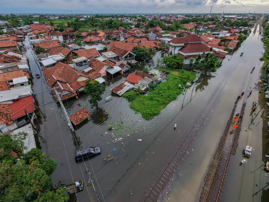 Banjir melanda Kota Pekalongan, Jawa Tengah, Sabtu 17 Januari 2026. Berdasarkan data Badan Penanggulangan Bencana Daerah (BPBD) Kota Pekalongan per pukul 14.00, sebanyak 8.692 Kepala Keluarga (KK) terdampak banjir akibat curah hujan tinggi sejak Jumat 16 Januari 2026 sore di empat kecamatan yang ada di Kota Pekalongan dengan ketinggian air rata-rata mencapai antara 20-80 sentimeter - (Antara/Harviyan Perdana Putra)