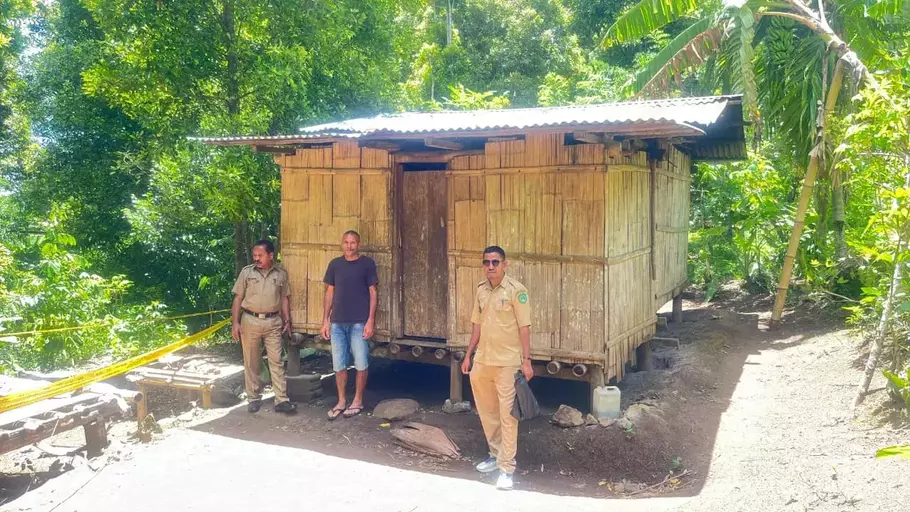 Siswa sekolah dasar (SD) berinisial YBR yang tewas tragis akibat tak bisa membeli buku dan alat tulis di Kabupaten Ngada, Nusa Tenggara Timur, menghabiskan hari-harinya bersama sang nenek di sebuah gubuk bambu berukuran tak lebih dari 2 x 3 meter - (Beritasatu.com/Pepy)