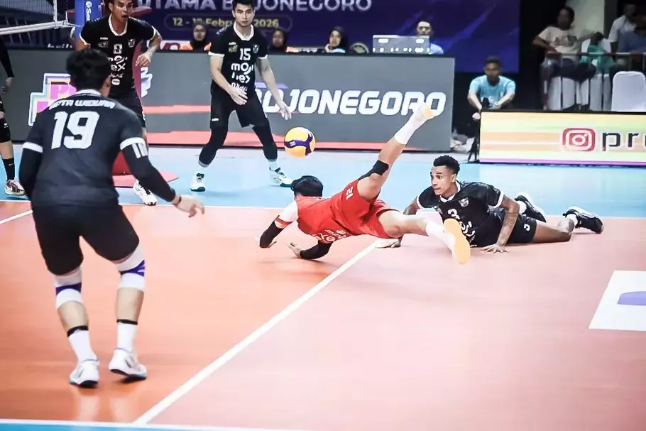 Pemain Medan Falcons Tirta Bhagasasi menyelamatkan bola saat melawan Surabaya Samator pada Proliga 2026 di Bojonegoro, Minggu 15 Februari 2026. - (Beritasatu.com/PBVSI)