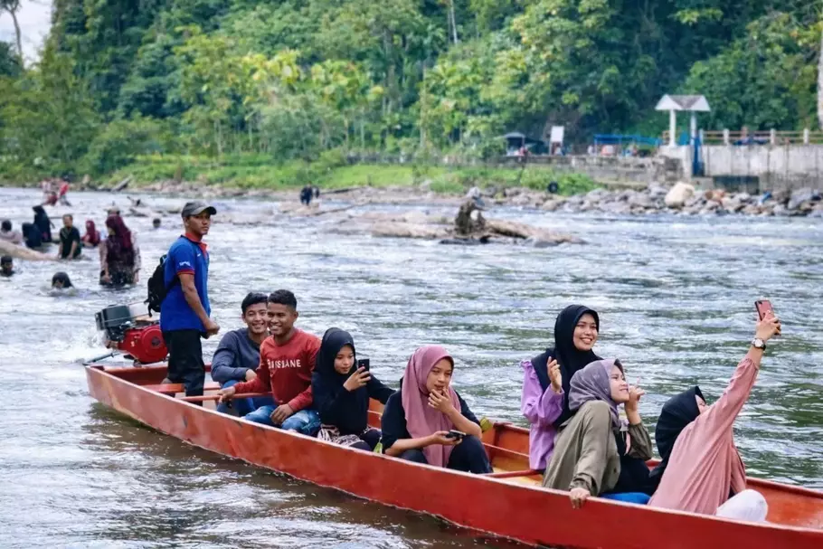 Naik perahu di Krueng (Sungai) Babahrot, Kecamatan Babahrot, Aceh Barat Daya. - (Beritasatu.com/Teuku Khairul Rahmat Hidayat)