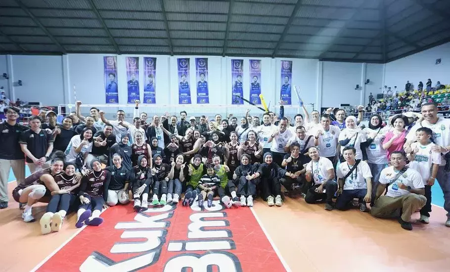 Ofisial dan pemain Jakarta Electric PLN Mobile berfoto bersama setelah memastikan langkah ke babak final four Proliga 2026 di Padepokan Voli Jenderal Polisi Kunarto, Sentul, Kabupaten Bogor, Minggu 1 Maret 2026. - (Beritasatu.com/Bernadus Wijayaka)
