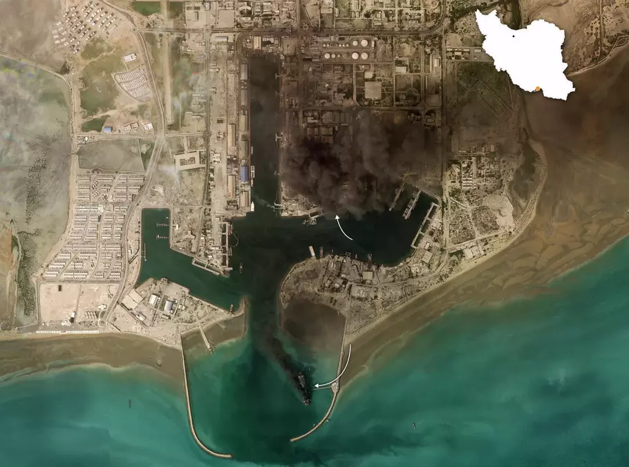 Citra lain memperlihatkan kerusakan pada kapal-kapal Angkatan Laut Iran di pelabuhan strategis Bandar Abbas Port, yang terletak di Selat Hormuz. Kepulan asap hitam tebal terlihat membubung dari kawasan pelabuhan tersebut, yang menjadi markas utama Angkatan Laut Iran. - (Istimewa/-)