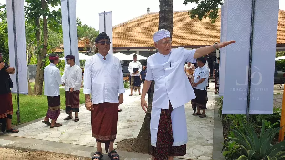 Enggartiasto Lukita (kanan) saat soft opening  eL Hotel & Resort Bali-Sanur secara bertahap melalui rangkaian upacara Melaspas di Garden Amphitheater hotel kawasan Sanur, Denpasar, Rabu, 4 Maret 2026. - (Beritasatu.com/Gede Sumertayasa)