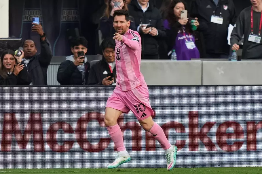 Lionel Messi mencetak gol untuk Inter Miami saat meraih kemenangan 2-1 atas DC United pada lanjutan kompetisi liga sepak bola MLS, Minggu 8 Maret 2026 pagi WIB. - (AP/Sthepanie Scarbrough)