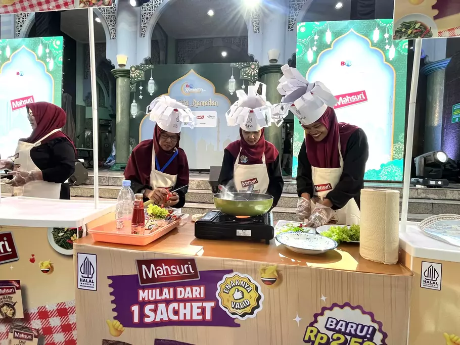 Ibu-ibu antusias mengikuti lomba memasak yang digelar Mahsuri dalam acara BTV Semesta Ramadan. - (Beritasatu.com/Gesa Vitara)