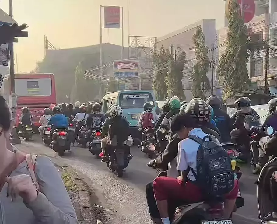 Kemacetan di flyover Ciputat menuju Lebak Bulus, Jakarta pada Senin (30/3/2026) pagi. - (TikTok.com/@TangselLife)
