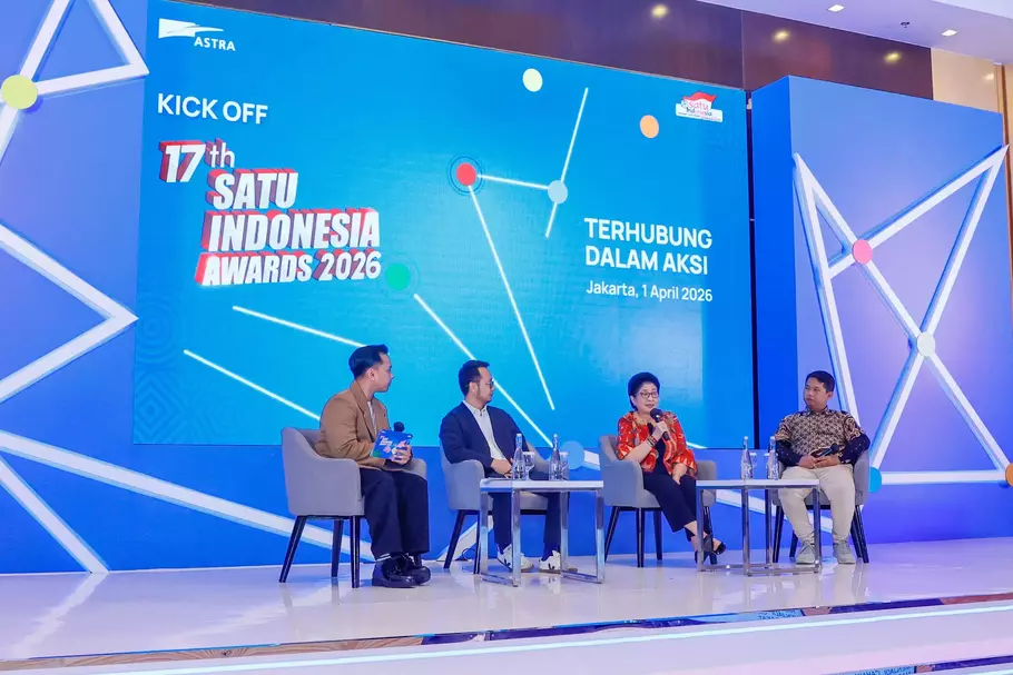 Juri 17th SATU Indonesia Awards 2026 sekaligus Dosen Fakultas Kedokteran Universitas Indonesia Prof. Nila Moeloek (kedua kanan), Penerima Apresiasi SATU Indonesia Awards Tahun 2013 sekaligus Fasilitator Desa Sejahtera Astra Mekanira, Purbalingga, Jawa Tengah, Rizki Dwi Rahmawan (kanan), dan Head of Brand Communications Astra Yudha Prasetya (kedua kiri) saat sesi bincang inspiratif AstraTalks: 17th SATU Indonesia Awards 2026, pada Rabu, 1 April 2026. - (Astra/Istimewa)