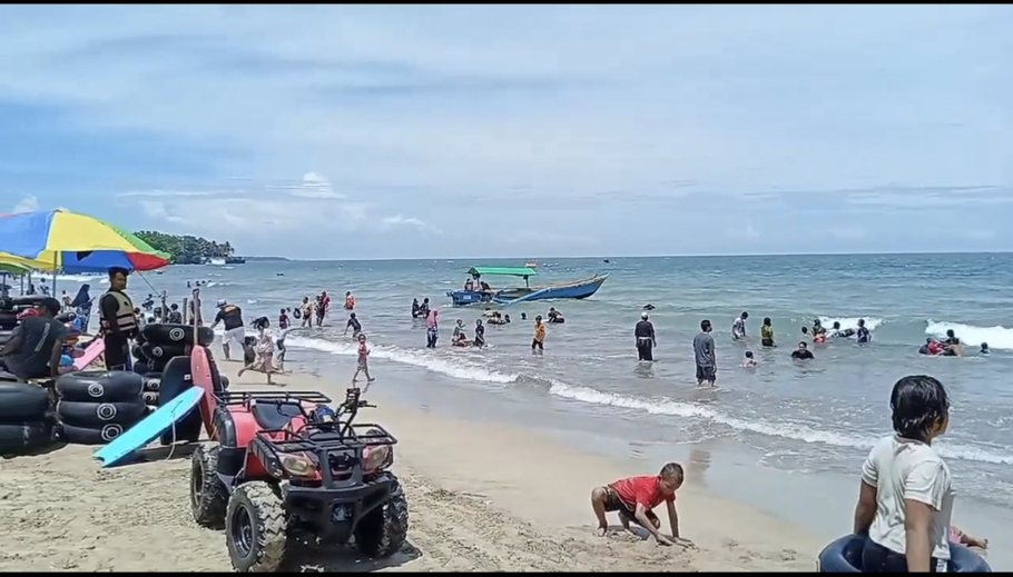 Pantai Anyer dipadati wisatawan pada hari kedua libur Paskah 2026. - (Beritasatu.com/Ferry Yuniar)