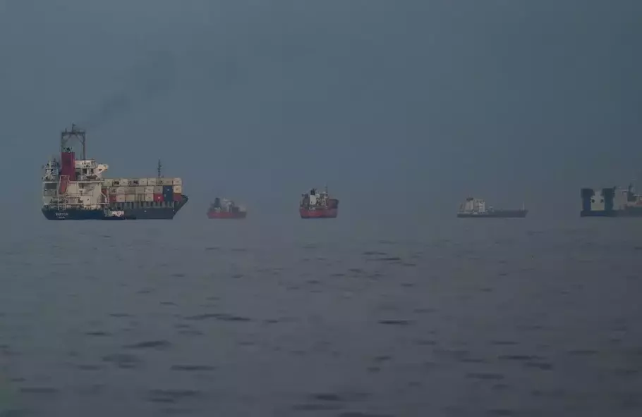 Pemerintah Iran pada Rabu 8 April 2026 menyampaikan akan menjamin keamanan lalu lintas maritim di Selat Hormuz. - (AP Photo/Altaf Qadri)