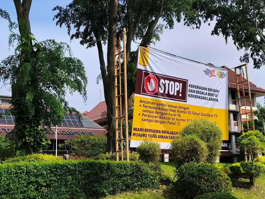 Spanduk bertuliskan “Stop Kekerasan Seksual dan Segala Bentuk Kekerasan Lainnya” terpasang di halaman Fakultas Hukum Universitas Indonesia, Minggu, 19 April 2026. - (Beritasatu.com/Herman)