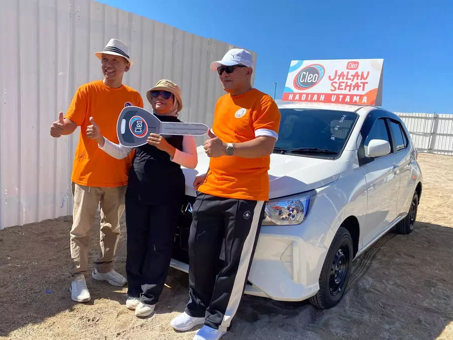 Ekspresi bahagia pemenang setelah meraih grand prize mobil dalam program undian Cleo. - (Beritasatu.com/Yurike Metriani)