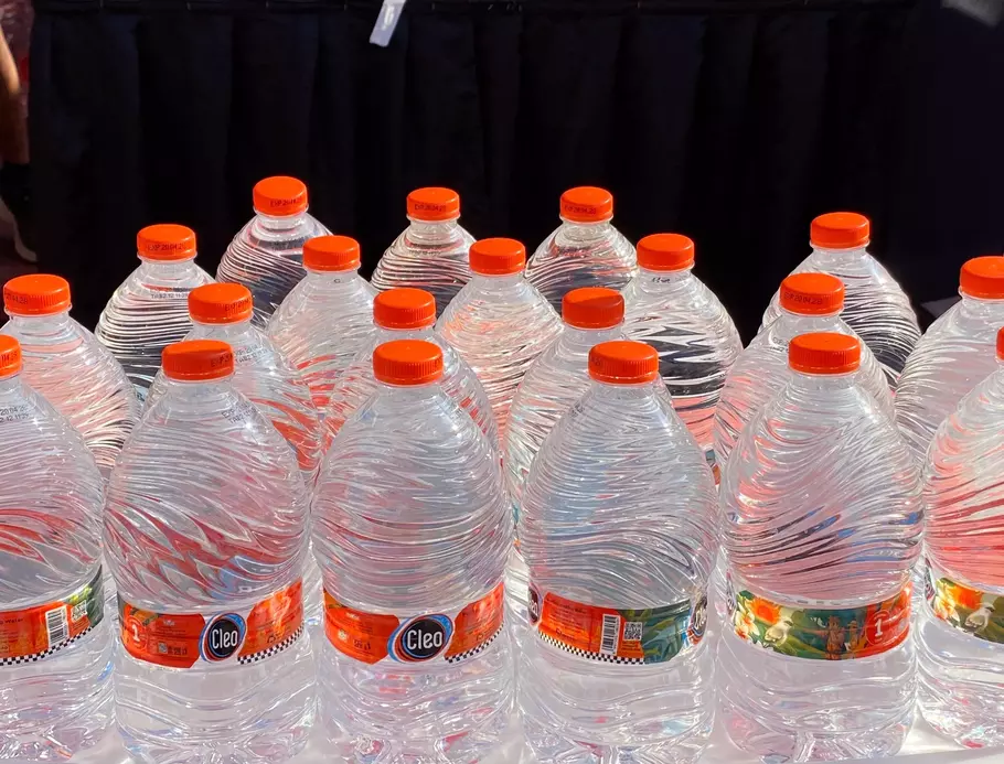 Cleo resmi meluncurkan kemasan 1 Liter Praktis dengan label khusus Bali. - (Beritasatu.com/Yurike Metriani)