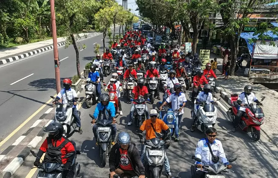 Peringatan Hari Buruh Internasional atau May Day 2026 di Kabupaten Gresik, Jawa Timur, menghadirkan dua pemandangan yang kontras pada Jumat, 1 Mei 2026. Pada satu sisi, ratusan buruh merayakan May Day bersama jajaran forkopimda di kawasan Gelora Joko Samudro. Pada sisi lain, kelompok buruh lainnya memilih turun ke jalan untuk menyuarakan berbagai tuntutan. - (Beritasatu.com/Anis Firmansah)