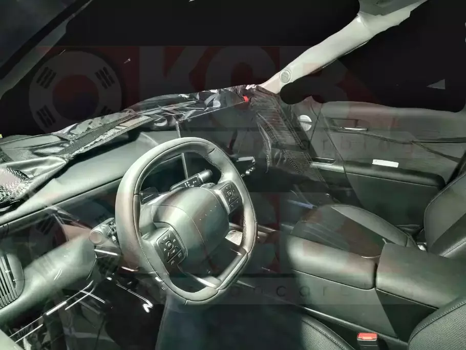 Hyundai Tucson 2027 tertangkap kamera usai jalani uji coba dengan perubahan interior radikal, termasuk layar jumbo dan sistem operasi PLEOS yang lebih modern. - (Korean Car Blog/DOK)