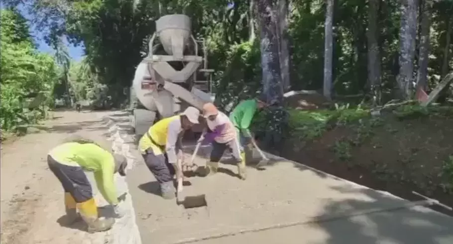 Pangdam III/Siliwangi, Mayjen TNI Kosasih meninjau pelaksanaan program karya bakti TNI Kodim 0601/Pandeglang di Desa Cibadak, Kecamatan Cimanggu, Kabupaten Pandeglang, Rabu, 13 Mei 2026. Program tersebut difokuskan pada pembangunan infrastruktur jalan sepanjang 18 kilometer yang menghubungkan enam desa di wilayah pelosok Kecamatan Cimanggu. - (Beritasatu.com/Budiman)