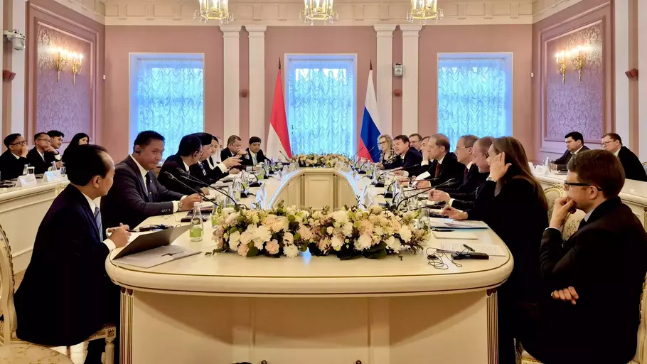 Menko Airlangga dan Deputi Pertama Perdana Menteri Federasi Rusia Denis Manturov selaku Ketua Bersama (Co-Chairs) Sidang Komisi Bersama (SKB) Indonesia-Rusia melakukan pertemuan terbatas di Kazan, Rusia, Selasa, 12 Mei 2026. - (Kemenko Perekonomian/-)