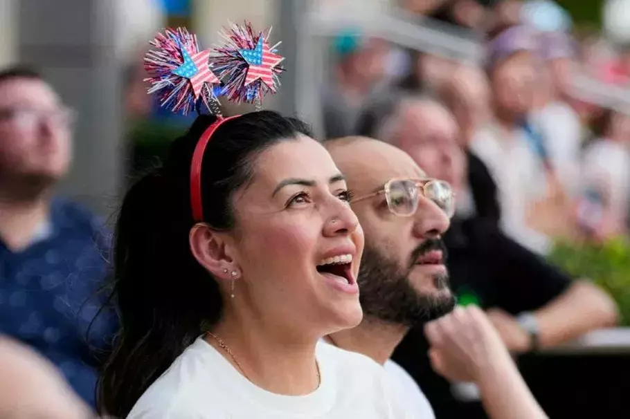 Marianna Salinas (kiri) dan Omair Mirza (kanan), warga Plano, Texas, bereaksi saat menyaksikan laga nonton bareng pertandingan grup D Piala Dunia 2026 antara Paraguay dan Amerika Serikat di Frisco, Texas, Jumat 12 Juni 2026. Pertandingan yang digelar di Inglewood, California, tersebut berakhir dengan kemenangan Amerika Serikat 4-1 atas Paraguay. - (AP/Tony Gutierrez)