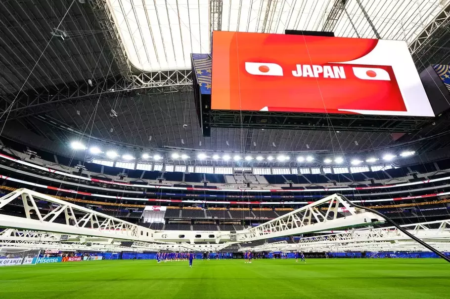 Para pemain tim nasional sepak bola putra Jepang saat sesi pengenalan lapangan di Dallas Stadium, Arlington, Texas, menjelang laga fase grup F Piala Dunia FIFA 2026 melawan Belanda. - (AP/Tony Gutierrez)